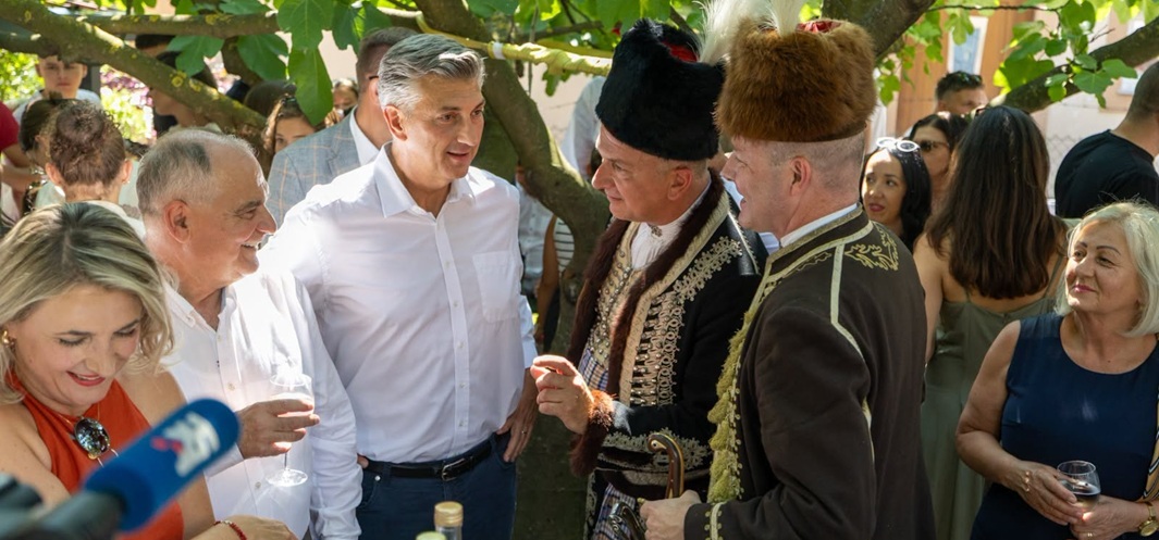 Podrška Alci osjeća se u svim krajevima Lijepe Naše. Ona je ponos Sinja, Cetinske krajine, Dalmacije, cijele zemlje & hrvatskog naroda!