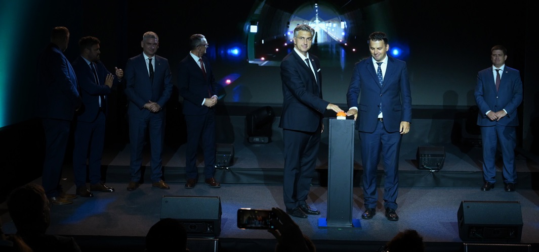 DAN ISTARSKE ŽUPANIJE. Nakon što smo lani izgradili i u promet pustili novu, 2. cijev Tunela Učke, sada smo obnovili i otvorili onu staru!