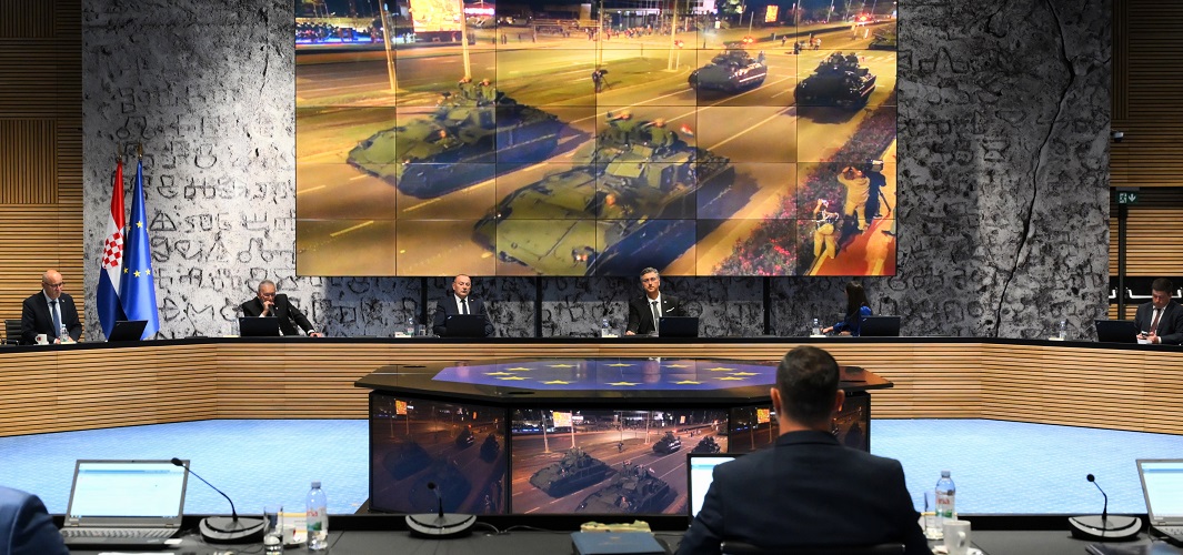 Podržimo pobjedničku Hrvatsku vojsku i sve sudionike svečanog mimohoda, a posebno hrvatske branitelje kojima dugujemo neovisnost i slobodu!