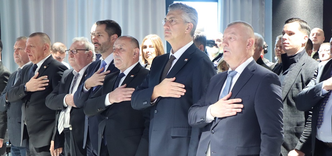 Rekordnim ulaganjima jačamo obranu! Vratili smo dostojanstvo braniteljima i vojnicima & temeljno vojno osposobljavanje! Gradimo veteranske centre!